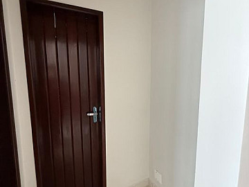 Alugo apto com 01 qtos, sala, wc e cozinha.